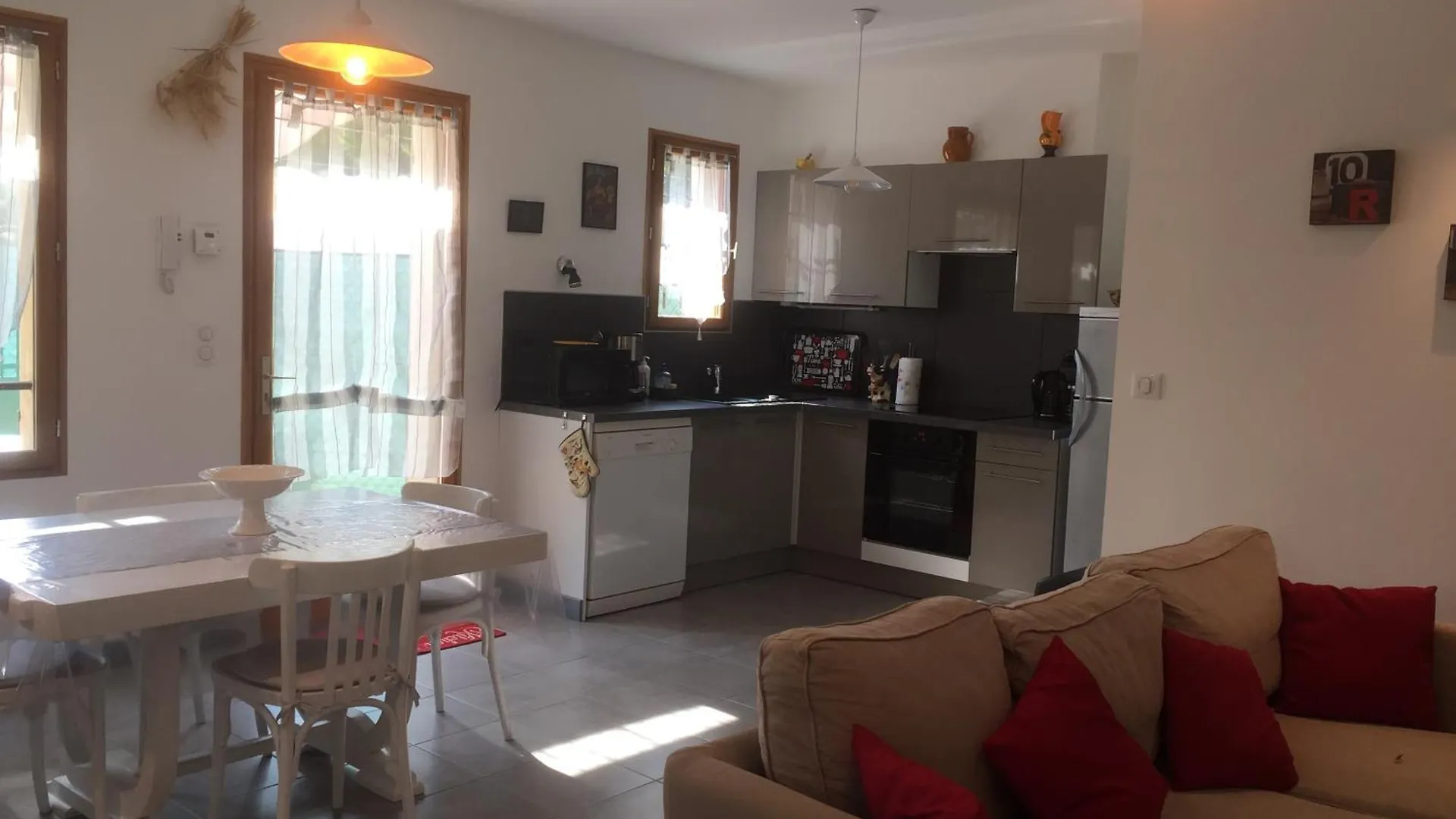 Maison De Vacances Jocelyne Holiday home Lauris